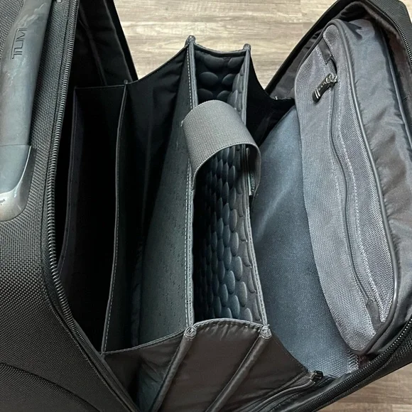 Tumi G4 Wheeled Convertible Computer Brief Packing Case Black 17.5X14X8